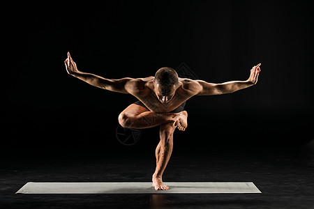 站在瑜伽姿势的男人运动串联娱乐运动员活力保健平衡瑜珈黑色手印图片