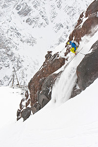 高加索山区的自由自运自由滑雪地形旅行男人运动岩石石头蓝色危险图片