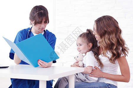 儿科及家庭母亲父母讲话诊所病人女孩孩子专家药品医生图片
