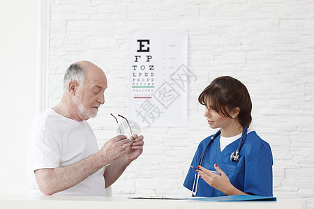 愿景测试眼睛光学女士验光师病人配镜师男人医疗卫生验光图片