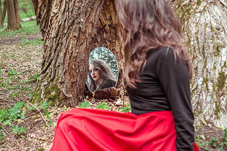 神秘女人照镜子看镜子裙子女士童话女性故事黑色成人森林魔法压痛图片