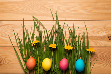 飞扬的蒲公英郁郁葱葱的草和蒲公英在组合物中与复活节彩蛋 o背景