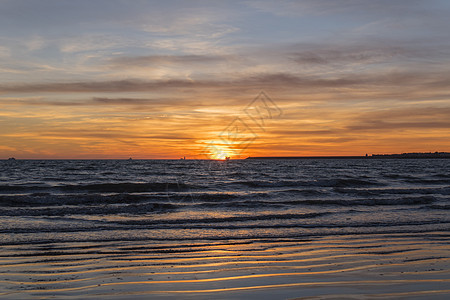 海滩上美丽的日落天空热带海岸旅行橙子海岸线蓝色风景太阳晴天图片