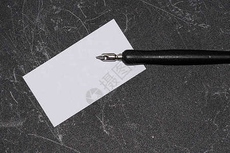 桌子上的钢笔笔记本教育木头日记文档工作床单商业签名喷泉图片