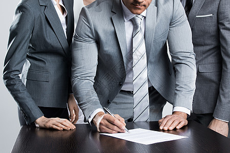商家签署合同女士合伙男人协议签名伙伴人士商业套装合作图片