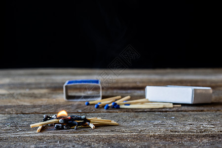 旧桌上的火柴点燃火焰蜡烛团队创新宏观木板背景力量员工图片
