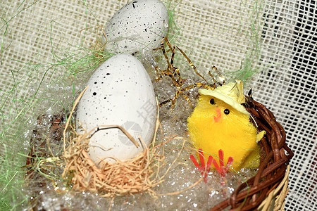 鸡蛋装饰在篮子里假期玩具季节性小鸡动物巧克力白色庆典丝带黄色背景图片