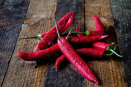 红辣椒反射宏观辣椒食物工作室植物蔬菜烹饪薄片香料图片