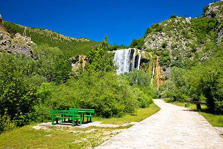 Knin 观景风景中的Krcic瀑布悬崖森林蓝色石头小路天线斑点荒野游客峡谷图片