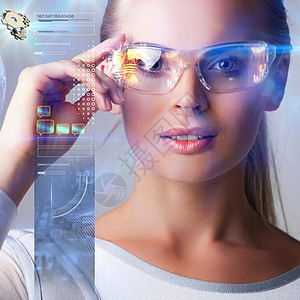 戴未来眼镜的妇女风镜数据护目镜界面互联网全息工具电脑传感器虚拟现实图片