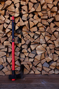 斧头和木柴燃料工具红色柴堆森林木材木头乡村棕色日志图片