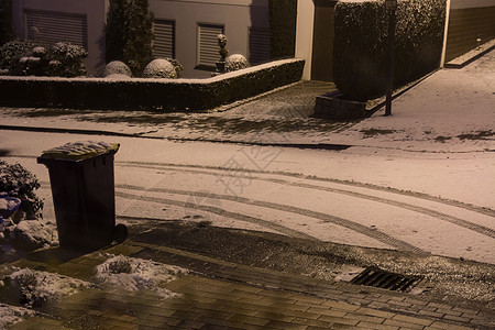 夜间冬天下雪 在路上过冬图片