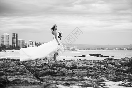 在新南威尔士州 斯奈普洛克海滩的新娘蜜月已婚旅行蓝色婚礼白色女士海洋热带假期图片