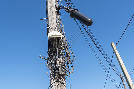 电信线路条件差电讯接线状况很差活力传播木头金属互联网网络力量天空危险街道图片