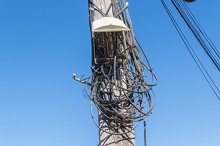 电信线路条件差电讯接线状况很差街道信号电缆工程金属公用事业活力绳索互联网路灯图片