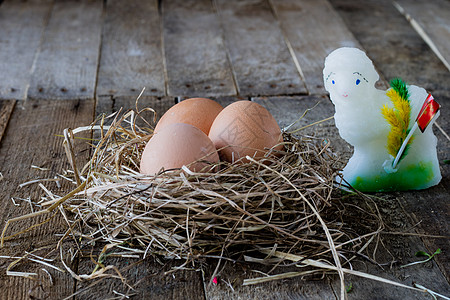鸟巢里的鸡蛋 旧木桌上有袋子食物宏观乡村羽毛生活房子稻草假期干草金子图片
