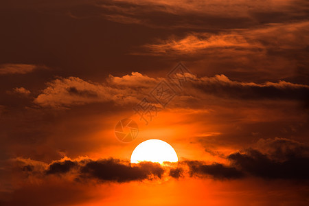 日落与太阳在云图片