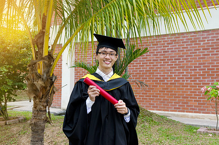 亚裔大学毕业生文凭学校幸福教育男生学士快乐男人男性成人图片