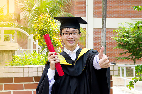 亚裔大学毕业生成人学校男生学士教育文凭男性快乐幸福微笑图片