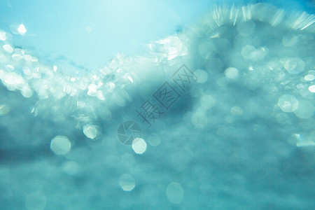 抽象的水下背景与博克波纹游览蓝色太阳潜水海浪气泡阳光水池液体图片