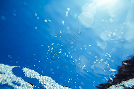 阳光下的人抽象的水下散景气泡背景背景