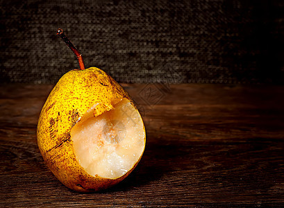 木制桌上的一小片梨子图片