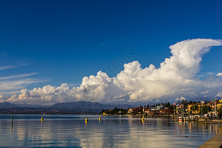 加尔达湖 一个反映云层的平原湖泊图片
