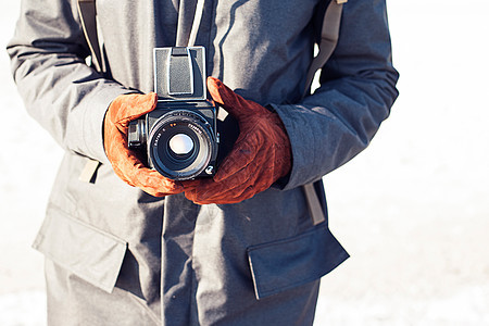 人手握着古老的旧相机记者摄影灰色模拟爱好成人照片乐器潮人白色图片