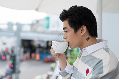 喝咖啡的英俊年轻男子 望着风景套装咖啡生活企业家餐厅咖啡店员工人士技术商业图片
