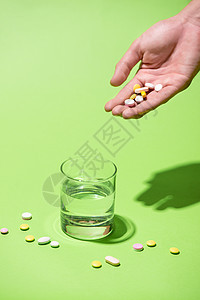 配有彩色药丸 蓝色背景的水补充药品玻璃卫生女性疾病保健止痛药药物白色图片