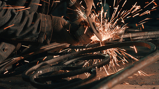 史密斯平滑金属板工人火花铁匠铺制造业研磨行动男人磨床手工工作图片