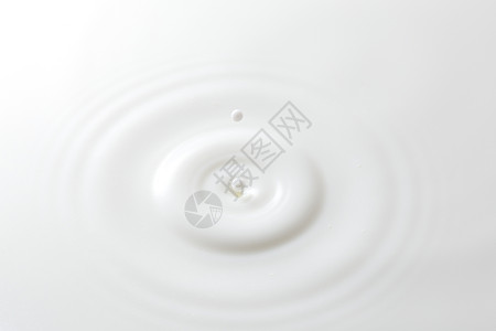 带有波纹的牛奶滴运动奶制品宏观飞溅食物白色液体图片