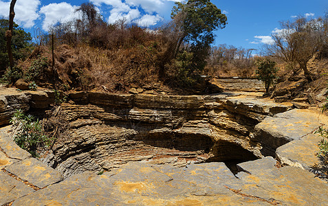 马达加斯加地下河的干干入口 马达加斯加荒野树干干旱洞穴石灰石曲线旅行热带溪流冒险图片