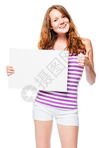 满意的女孩拿着一张空的广告海报做广告图片