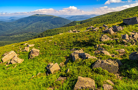 夏季喀尔巴阡山与巨石一起草原山坡地毯土地风景天空世界高度上坡环境草地图片