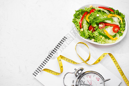 有新鲜沙拉的健健康餐 饮食概念绿色食物减肥白色重量木头营养学损失节食图片