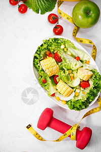 有新鲜沙拉的健健康餐 饮食概念营养美食损失运动健康节食水果锻炼重量活动图片
