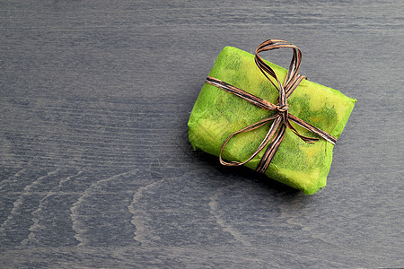 带棕色丝带的小型绿色礼品盒问候语卡片假期盒子国家商业购物材料送货优惠券图片