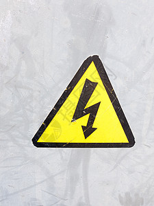 银金属背景电源上的黄色和黑色安全标志图片