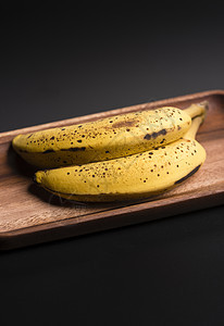 两根有机香蕉 在黑色的黑板上被烧成木薯小吃饮食味道生产杂货水果食物碳水维生素化合物图片