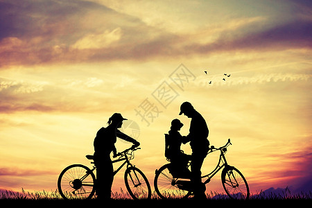 日落时骑自行车的家庭图片