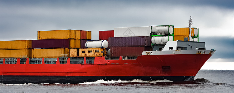 红货集装箱船弓航海金属多云出口贸易海洋货物红色运输航行图片