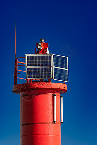 红灯塔对蓝天灯塔海岸线蓝色海岸信号红色海景灯光航海海滩图片