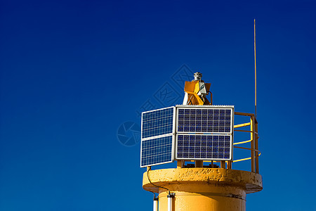 黄灯塔对蓝天收音机灯塔海景旅游海洋信号海岸线蓝色灯光海岸图片