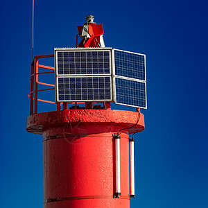 红灯塔对蓝天海景收音机旅行灯光旅游天空信号海洋海岸线蓝色图片