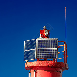 红灯塔对蓝天旅游灯塔蓝色海洋天空灯光海岸线收音机海景海滩图片