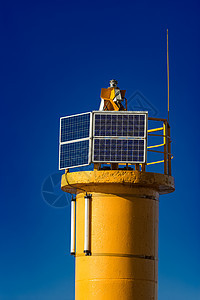 黄灯塔对蓝天蓝色海岸线灯塔海洋灯光海滩旅行信号海景旅游图片