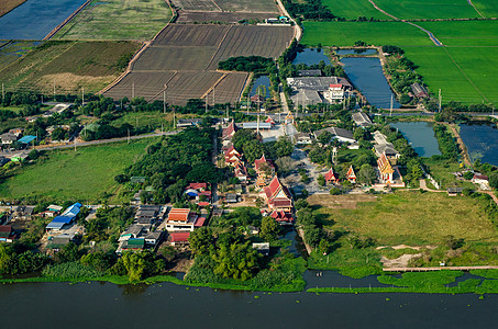 农场土地 稻田和佛教寺庙用泰国语拍摄的航空照片图片