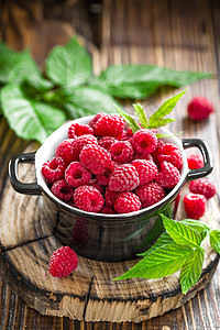 带叶子的新鲜草莓食物桌子营养树叶饮食水果乡村收成覆盆子植物图片