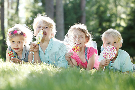 带棒棒棒糖的快乐儿童糖果微笑幸福公园乐趣童年喜悦朋友们团体孩子图片